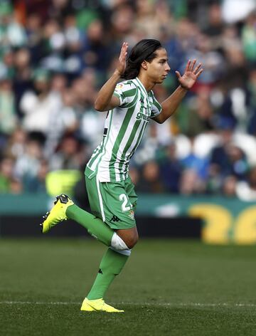 El mexicano ha sido una apuesta de futuro del Betis. Pagó 14 millones de euros al América superando en la puja a otros grandes reclutadores de talento precoz como Arsenal o Ajax. Ya da dejado muestras de su calidad en el equipo de Setién. México tiene muchas expectativas puestas en él.