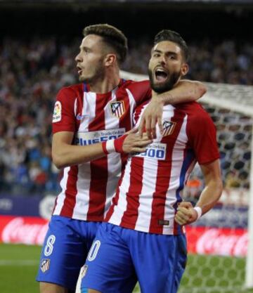 Carrasco celebra el 4-2 con Saúl. 

