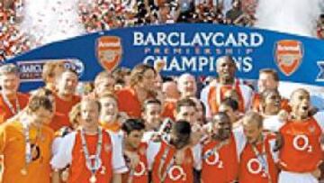 <b>ADIÓS AL MÍTICO HIGHBURY. </b>El Arsenal abandonará el mítico Highbury para pasar a jugar en el Emirates Stadium, nombre que no gusta a sus aficionados.