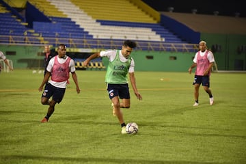 El equipo dirigido por Reinaldo Rueda entrenó en el estadio Feliciano Cáceres en Luque antes de la fecha 10 de las Eliminatorias Sudamericanas