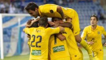 UNA PIÑA. Los futbolistas del Hércules se abrazan tras conseguir Sardinero el segundo gol del equipo alicantino.