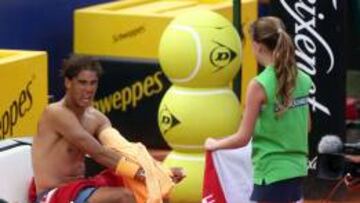 El tenista español Rafael Nadal se cambia de camiseta en un momento de descanso del partido contra su compatriota Marcel Granollers, hoy en la tercera jornada del Barcelona Open Banc Sabadell-Trofeo Conde de Godó que se celebra en la ciudad condal. Nadal se impuso en dos sets 6-3 y 6-2.