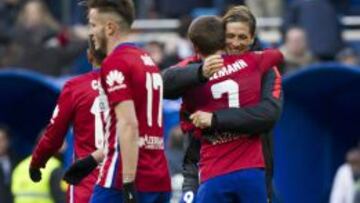 Griezmann y Torres se abrazan tras el pitido final.
