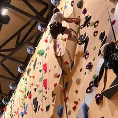 Convierten una iglesia en un gran rocódromo