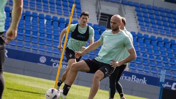 Blasco toca el balón con Loureiro al fondo.