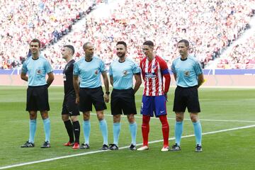 Fernando Torres posa como capit¨¢n rojiblanco.