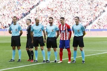 Fernando Torres posa como capitán rojiblanco. 