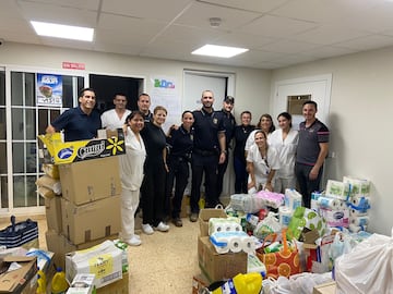 Los trabajadores de la residencia Amelia Piedras Millán junto a los policías de Aduanas, Miguel Miró y Óscar Martínez. 