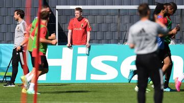 De Bruyne mira a sus compañeros desde fuera del campo.