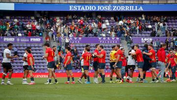 VALLADOLID, 16/11/2024.- Los jugadores disputan una posesión durante un encuentro entre las selecciones de rugby de España y Fiji en Valladolid, este sábado. La selección española de rugby, que presenta en sus filas ocho novedades respecto al anterior encuentro preparatorio para la clasificación del Mundial 2027 ante Uruguay, se enfrentara este sábado a Fiyi, un equipo que sigue creciendo y que llega a esta cita tras haber ganado a Gales. EFE/ R. García