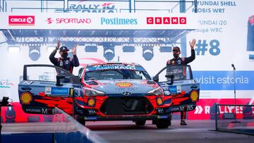 Ott Tanak y Martin Jarveoja en el podio del Rally de Estonia.