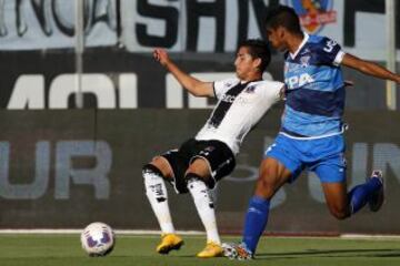 Juan Delgado disputa la pelota con Augusto Barrios.