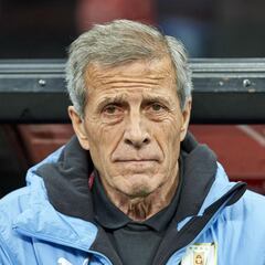 Suárez has matured since his biting incident in Brazil claims Uruguay boss Tabárez