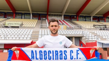 Iván Turrillo posando con la bufanda del Algeciras CF.