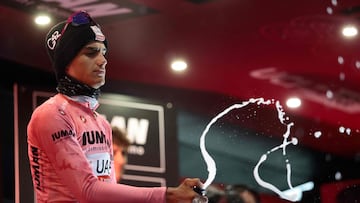 Isaac del Toro, con la maglia rosa, en el podio de Pisa.