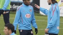 Quique estuvo encima de Elías en el entrenamiento