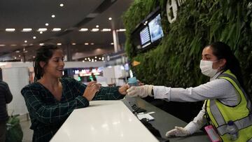 Paulina Meza, 30, from Chile, asks an employee at El Dorado International Airport for water for her baby&#039;s bottle, after flights were suspended to curb the spread of coronavirus disease (COVID-19), in Bogota, Colombia March 24, 2020. Picture taken March 24, 2020. REUTERS/Nathalia Angarita. NO RESALES. NO ARCHIVES.