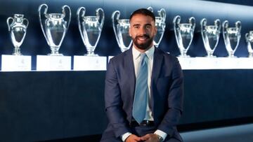 Dani Carvajal posa para los medios oficiales del Real Madrid delante de las 13 Copas de Europa conquistadas por el club blanco.