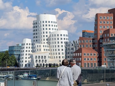 Los edificios están revestidos con revoco blanco, prefabricado de ladrillo, y, el más icónico y central, con láminas de acero inoxidable reflectante. El proyecto utiliza la variedad de materiales y el escalonamiento de alturas como estrategia para manejar la escala del complejo, consolidándolo como un símbolo moderno del desarrollo urbano en el puerto.