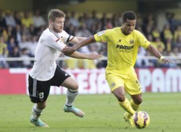 Mustafi intenta parar a Giovani Dos Santos. 