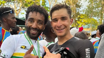 Los ciclistas del Burgos Burpellet BH Merhawi Kudus y Alexandre Meyer, tras la prueba de fondo de los Campeonatos de África de Ciclismo en ruta