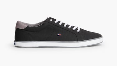 Chollo del día: 53% de descuento en unas zapatillas de lona negras de Tommy Hilfiger, frescas e ideales para esta primavera 