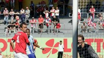 <b>SIN GOL. </b>Weligton y Rondón observan, rodeados de zagueros rivales, cómo se pierde el balón por la línea de fondo.