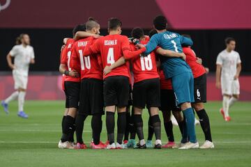 Los jugadores de Egipto se reúnen al comienzo del partido