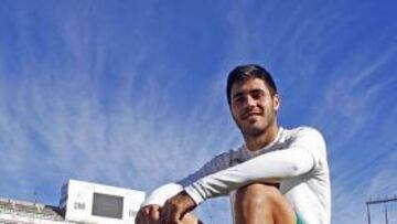 <b>REGRESA. </b>Carles Gil, ayer, sentado sobre un balón en el césped del Martínez Valero.