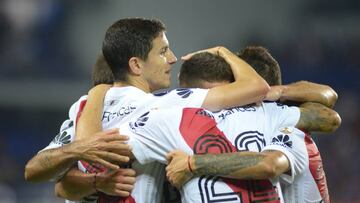 GYQ03. GUAYAQUIL (ECUADOR), 19/04/2018.- Jugadores del River Plate celebran un gol hoy, jueves 19 de abril de 2018, durante el partido del grupo D de la Copa Libertadores disputado entre el Emelec ecuatoriano y el River Plate de Argentina, en el estadio George Capwell de la ciudad de Guayaquil (Ecuador). EFE/Marco Pin