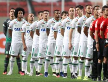 Los hinchas de Chapecoense lloran a sus jugadores.