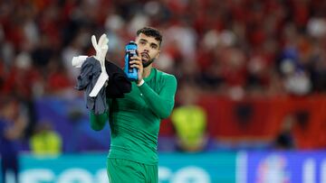 David Raya saluda a la afici¨®n espa?ola despu¨¦s del final del partido contra Albania.
