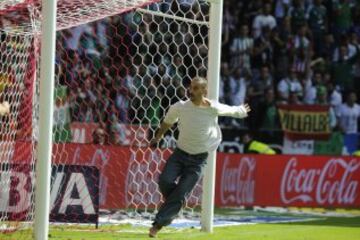 Un espontáneo saltó al terreno de juego después del gol de Joaquín