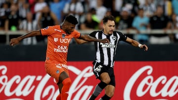 Soccer Football - Copa Sudamericana - Group A - Botafogo v Universidad Cesar Vallejo - Estadio Nilton Santos, Rio de Janeiro, Brazil - April 20, 2023 Botafogo's Carlos Eduardo in action with Universidad Cesar Vallejo's Carlos Ascues REUTERS/Sergio Moraes