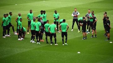 Saint-Etienne&#039;s French head coach Claude Puel (R) speaks to his players during a training session at the Stade de France in Saint-Denis, north of Paris, on July 23, 2020, on the eve of the French Cup final football match between Paris Saint-Germain (