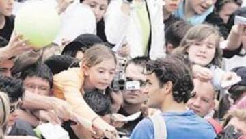 <b>EXPECTACIÓN. </b>Roger Federer no paró de firmar autógrafos ayer en el día previo a su debut.