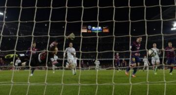 1-0. Oblak paró el penalti que lanzó Messi y en el rechaze el astro argentino marcó el primer tanto.