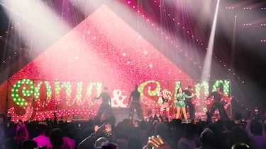 Las cantantes Sonia y Selena actúan durante la primera semifinal del Benidorm Fest 2025.