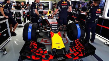 El coche de Max Verstappen en el garaje de Red Bull.