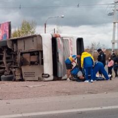 Volcó un micro con hinchas de Boca: una mujer fallecida y varios heridos