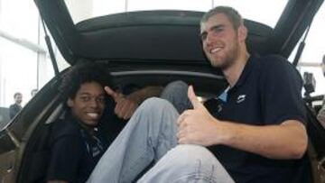 <b>CAPACIDAD. </b>Lucas Nogueira y Yannick Driessen tratando de meterse en el maletero de un Audi.