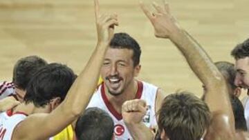 <b>LA ANFITRIONA. </b>Los turcos celebran la victoria de ayer ante Francia que les mete en cuartos de final.