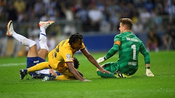 Jules Kounde y Marc-Andre ter Stegen durante el partido de Champions hasta en Oporto.