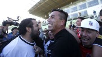 El jugador de Colo Colo, Esteban Paredes, centro, celebra la obtencin