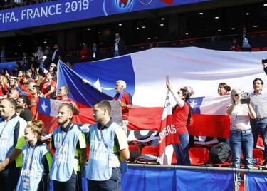 La bandera gigante que se robó los aplausos en el debut de Chile