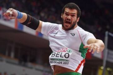 El atleta portugués Francisco Belo compite en lanzamiento de peso.

