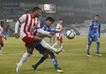 Michel intenta pasar el balón. 