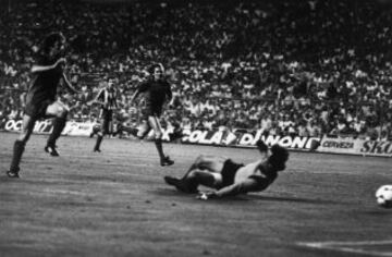 Copa del Rey 1980-1981. (18/06/81). Estadio Vicente Calderón. Barcelona-Sporting de Gijón. El Barça ganó 3-1. Los goleadores, Quini en dos ocasiones, Maceda y Esteban. Fue el año del secuestro y posterior liberación de Quini.