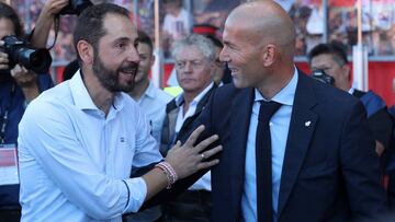 Pablo Mach&iacute;n, junto a Zinedine Zidane, en el partido en Montilivi.