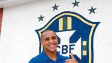 CONTENTO. Roberto Carlos está feliz por el resultado de las pruebas.